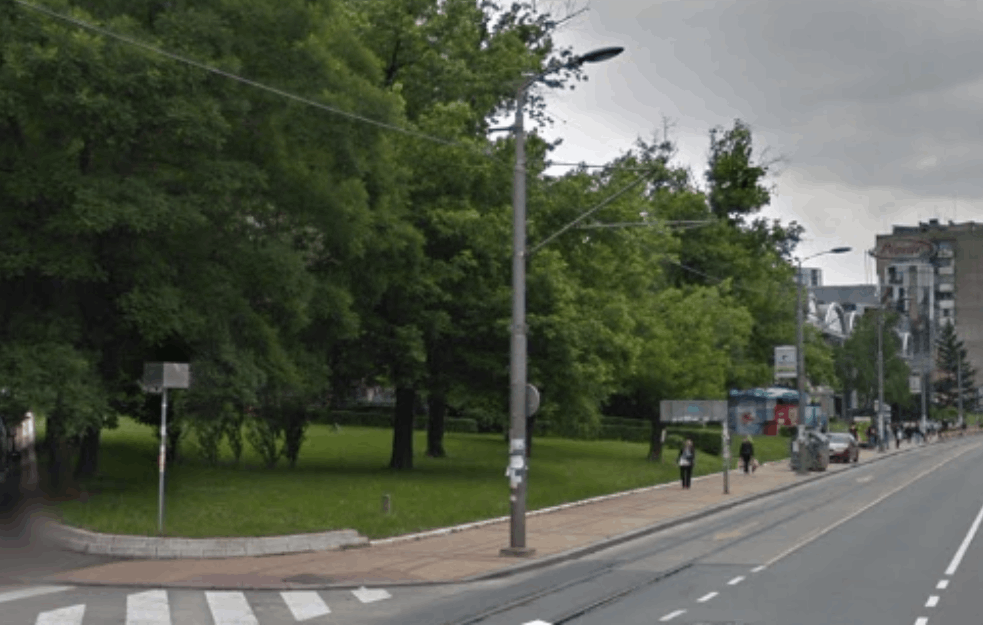 <span style='color:red;'><b>POLUGOLI</b></span> MUŠKARAC TRČAO PO PARKU NA BANOVOM BRDU SA PIŠTOLJEM U RUCI: Panika u Požeškoj!  
